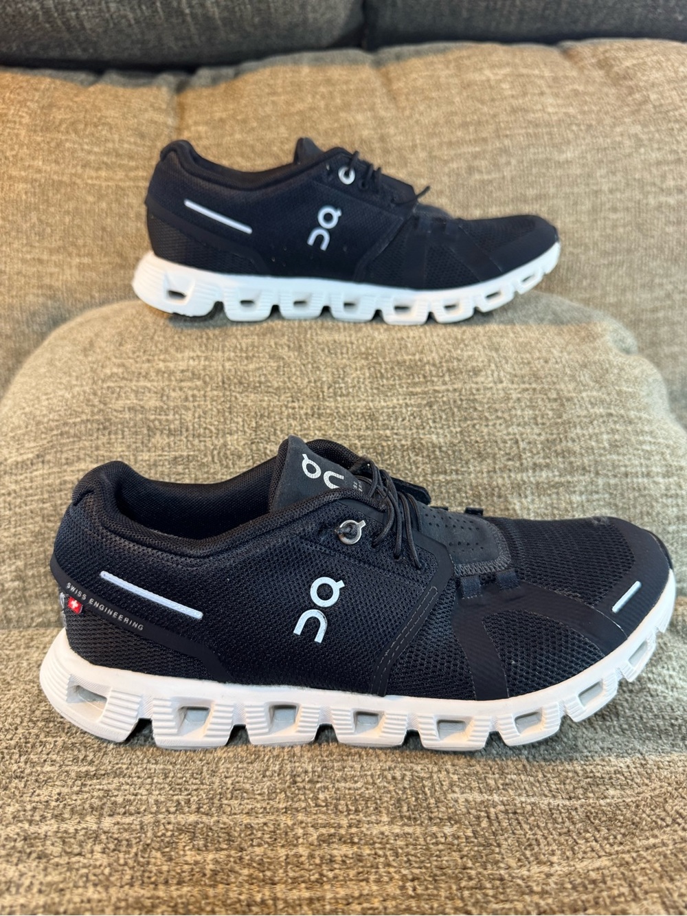On Running Women's On Cloud 5 Sneakers in Black/White #59.98904 Size 8